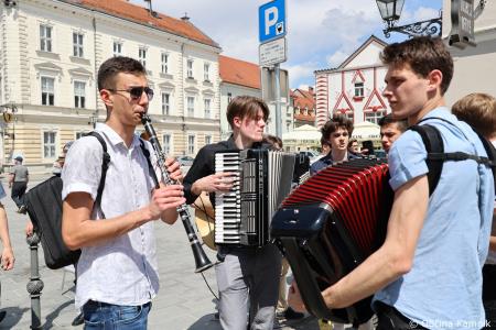 Kamnik danes v znamenju maturantske četvorke, v kateri je zaplesalo preko 200 maturantk in maturantov (10)